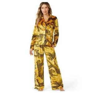 Sofia Vergara crushed velvet pajama set